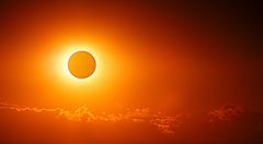 Eclissi di Sole quasi totale.