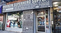 L'ingresso del negozio Brooklyn Superhero Supply Co.