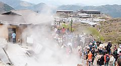 Turisti visitano le fumare della zona vulcanica di Owakudani.