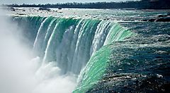 Vista ravvicinata delle cascate del Niagara.