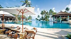 Sdraio a bordo piscina, al Melati Beach Resort di Koh Samui.