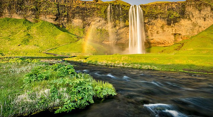 La cascata Seljalandsfoss forma un piccolo arcobaleno.