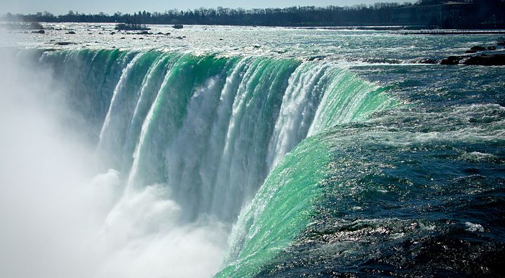 Vista ravvicinata delle cascate del Niagara.
