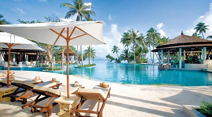Sdraio a bordo piscina, al Melati Beach Resort di Koh Samui.