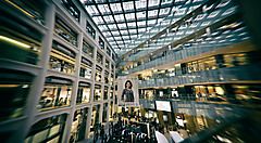 Interni del centro commerciale Kitte.