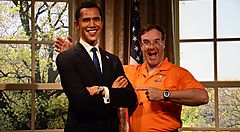 Un visitatore in posa con la riproduzione di Obama, al Madame Tussauds di Sydney.