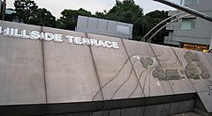 Muro in cemento con la scritta "Hillside Terrace" e una mappa incisa.