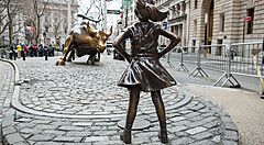 La statua Fearless Girl guarda il Toro di Wall Street.
