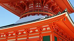 Dettaglio di un tempio rosso e bianco con complesse decorazioni architettoniche.
