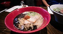 Ramen nella catena Ippudo Hakata Ramen.