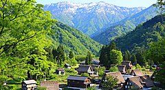 Il villaggio di Ainokura, incastonato tra le montagne.