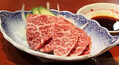 Fettine di carne di Hida, pronte per essere cucinate con cottura yakiniku.