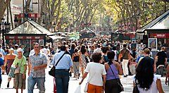 Folla che passeggia sulla Rambla di Barcellona.