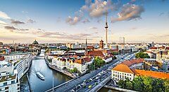 Veduta panoramica di Berlino con la Torre della Televisione e il fiume Sprea.
