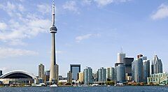 Skyline di Toronto con la CN Tower e grattacieli visti dal lago.