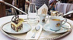 Dessert e caffè serviti in un caffè di Venezia.