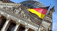 Bandiera tedesca davanti al Reichstag di Berlino.