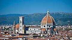 Il Duomo di Firenze con il panorama della città.