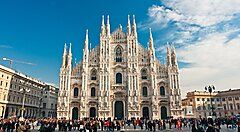 Il Duomo di Milano con la piazza gremita di persone.