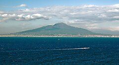 Vista del Vesuvio con il mare in primo piano a Napoli.