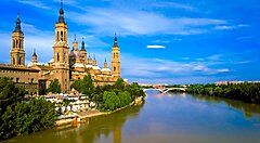Basilica di Nostra Signora del Pilar a Saragozza lungo il fiume.