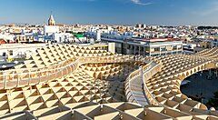 Vista panoramica del Metropol Parasol a Siviglia sotto un cielo blu.