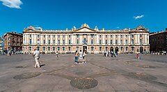 La piazza del Campidoglio a Tolosa con il suo famoso edificio storico.