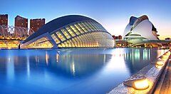 Il complesso architettonico della Città delle Arti e delle Scienze a Valencia.