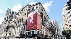 L'edificio del grande magazzino Macy's in una vivace area urbana.