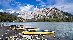 Canoe gialle su un fiume con montagne in Canada.