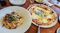 Pasta e pizza al ristorante Rigoletto, nella zona di Marunouchi.