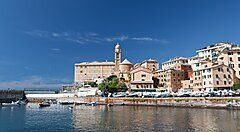Panorama di Genova con edifici storici sul lungomare.