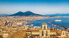 Panorama di Napoli con vista sul Vesuvio e il golfo.