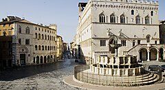 Fontana e architettura storica in una piazza di Perugia.