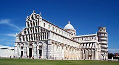 La Cattedrale e la Torre di Pisa in una giornata soleggiata.