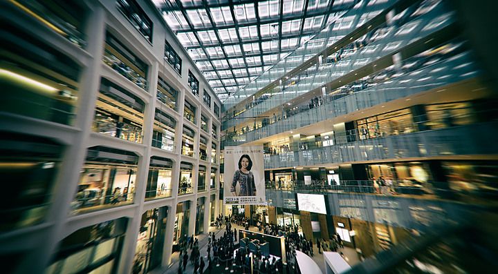 Interni del centro commerciale Kitte.