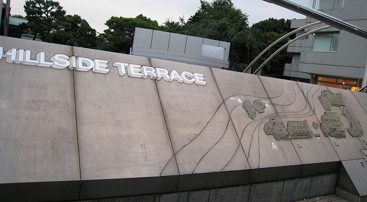 Muro in cemento con la scritta "Hillside Terrace" e una mappa incisa.