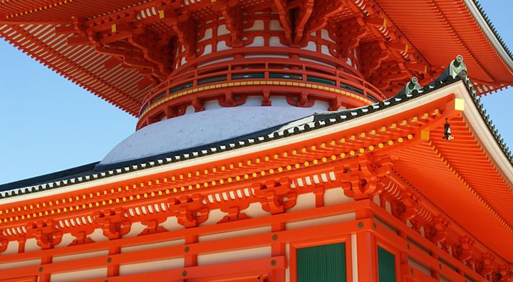 Dettaglio di un tempio rosso e bianco con complesse decorazioni architettoniche.