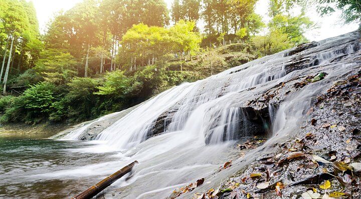 La cascata Yoro immersa nella natura verdeggiante.