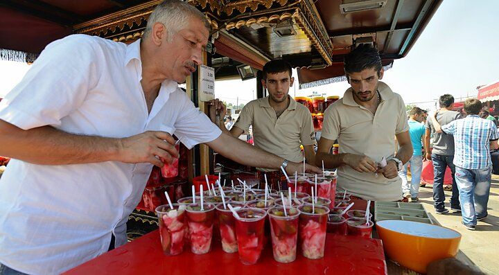 Venditori servono bevande in un mercato all'aperto in Turchia.