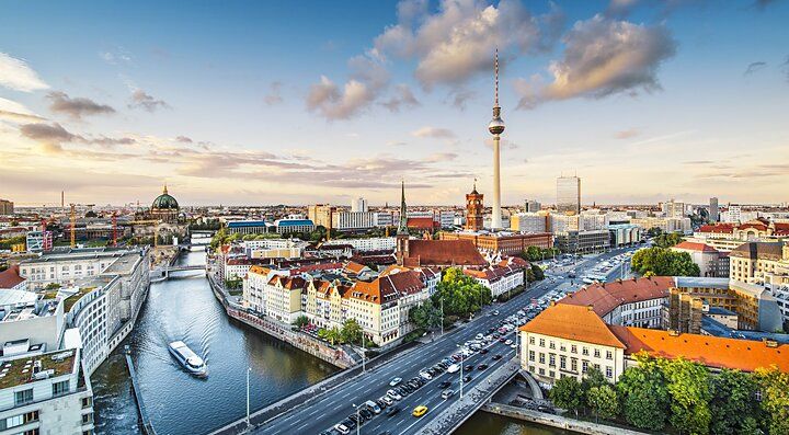 Veduta panoramica di Berlino con la Torre della Televisione e il fiume Sprea.