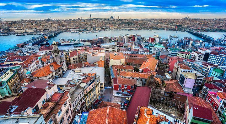 Veduta panoramica di Istanbul con edifici colorati e uno sfondo di mare e cielo.