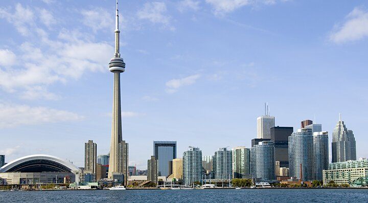 Skyline di Toronto con la CN Tower e grattacieli visti dal lago.