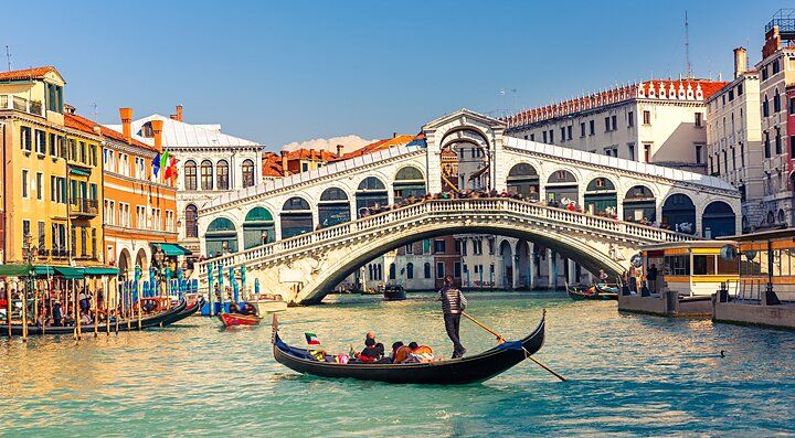 Gondola sul Canal Grande con il Ponte di Rialto a Venezia.