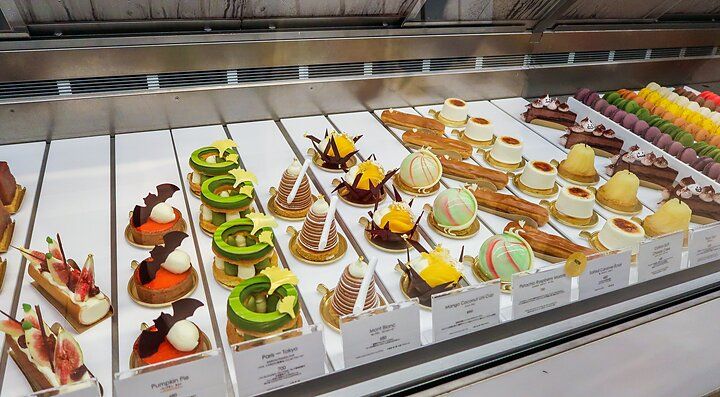 Dolci in vetrina alla pasticceria Dominique Ansel a Tokyo.