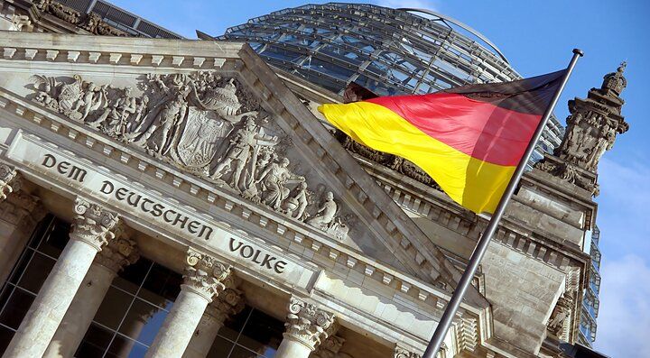 Bandiera tedesca davanti al Reichstag di Berlino.