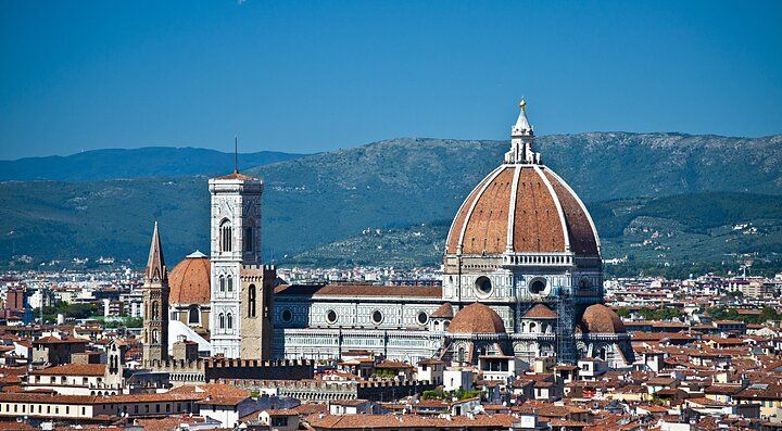 Il Duomo di Firenze con il panorama della città.