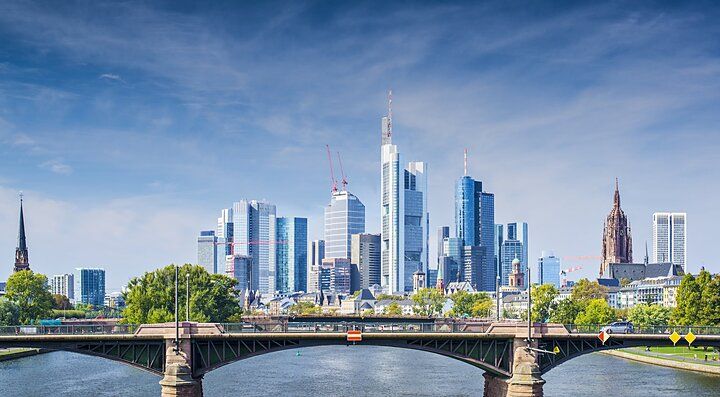 Skyline di Francoforte con grattacieli e ponte sul fiume.