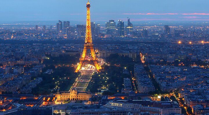Veduta notturna della Torre Eiffel illuminata a Parigi.