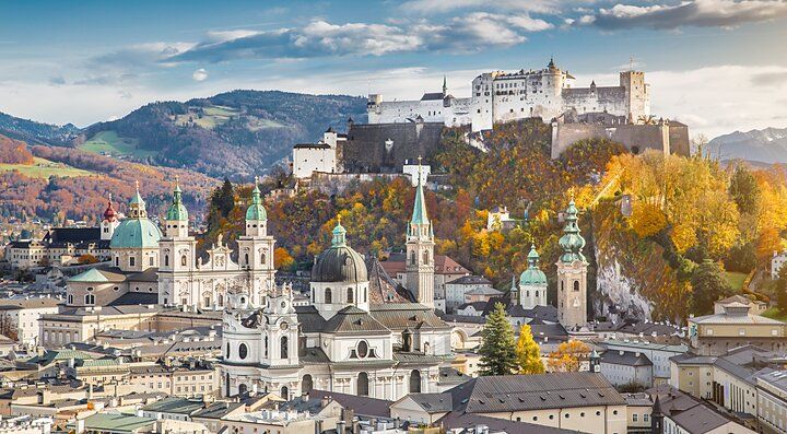 Panorama di Salisburgo con la fortezza Hohensalzburg e il centro storico.